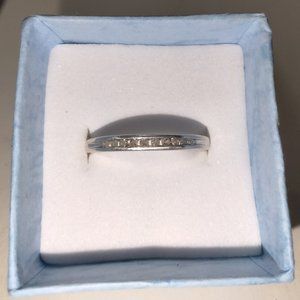 Channel-set diamonds band ring